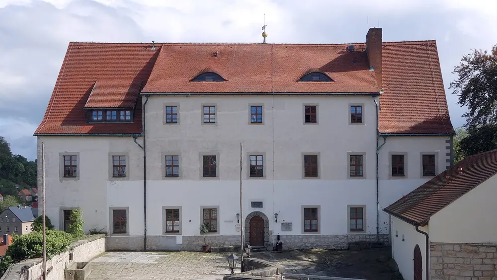 Unteres Schloss der Burg Hohnstein: weiß verputzter Renaissancebau mit rotem Ziegeldach und Innenhof