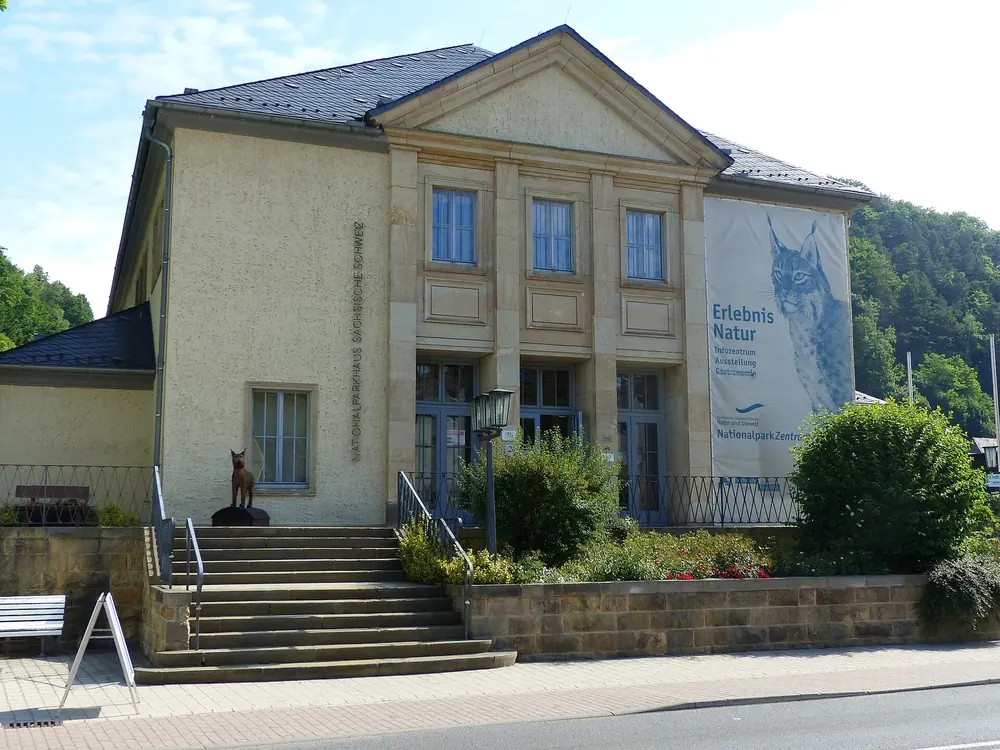 NationalparkZentrum in Bad Schandau: klassizistischer Bau mit Freitreppe und großem Banner Erlebnis Natur