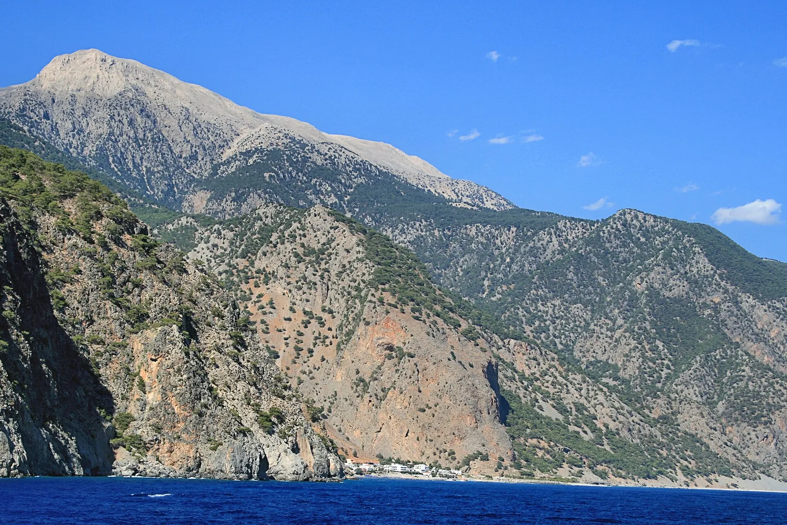 Agia Roumeli am Ausgang der Samaria-Schlucht, vom Schiff aus gesehen, unter den Hängen der Weißen Berge