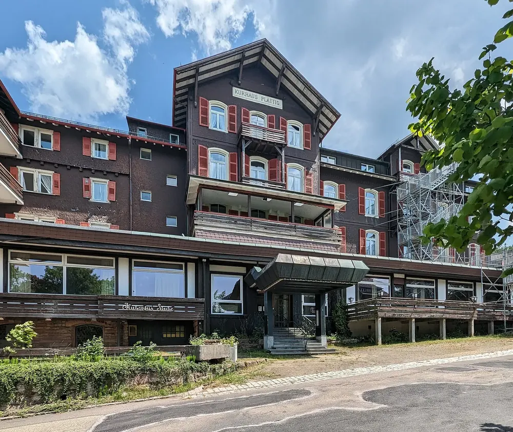 Kurhaus Plättig bei Bühlertal: großes historisches Hotelgebäude mit dunkler Holzfassade und Balkonen