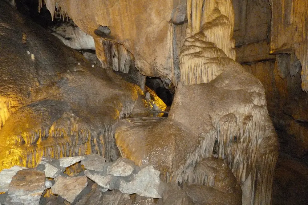 Crystal Cave: Tropfsteinhöhle mit Stalaktiten und Sinterformationen in warmem Licht