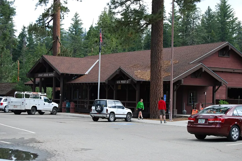 Grant Grove Market beim Kings Canyon Visitor Center: rustikales Holzgebäude unter Mammutbäumen, davor Parkplatz