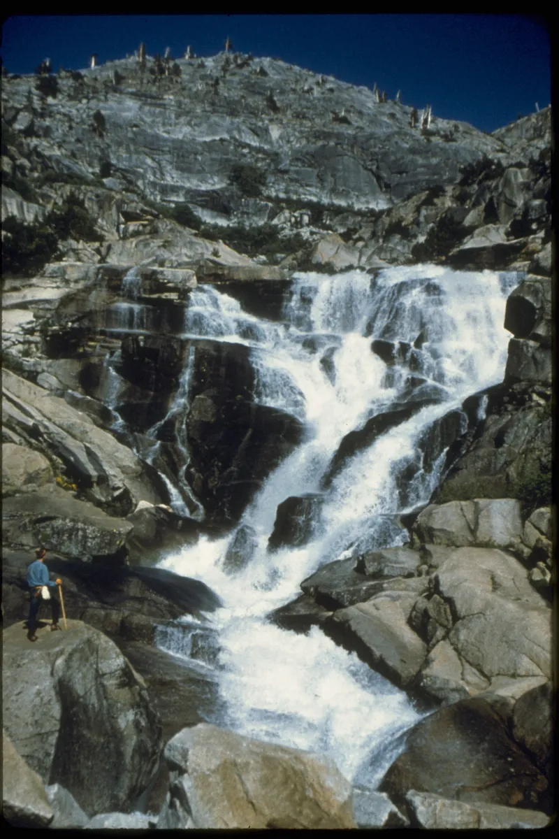 Tokopah Falls: Kaskaden stürzen über glatte Granitstufen unter einer hellen, steilen Felswand