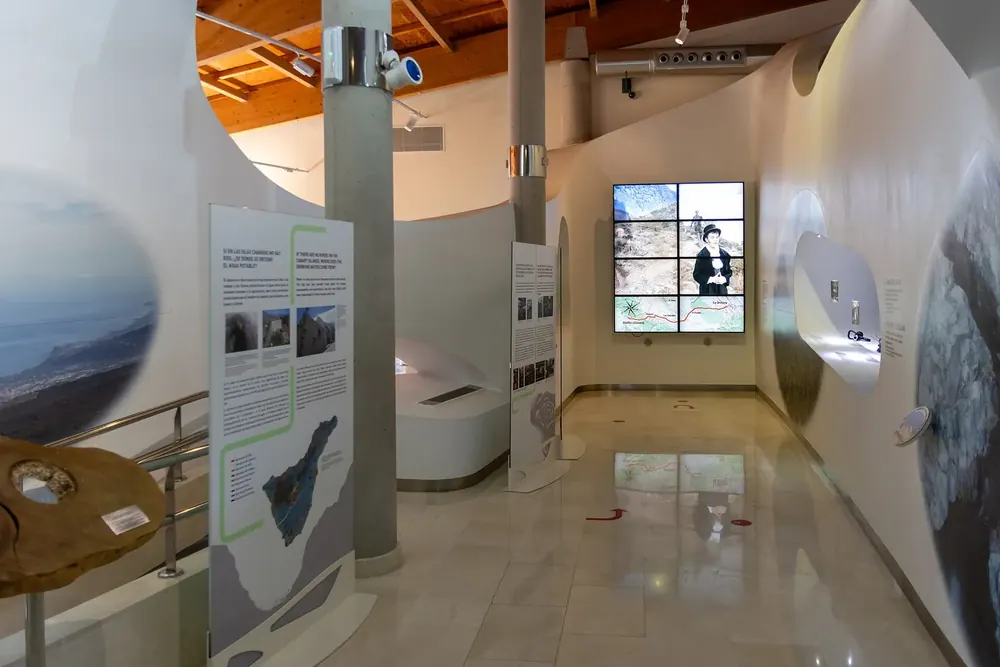 Ausstellungsraum im Besucherzentrum Telesforo Bravo: Infotafeln, Bildschirme und Vitrinen zur Vulkanlandschaft des Teide