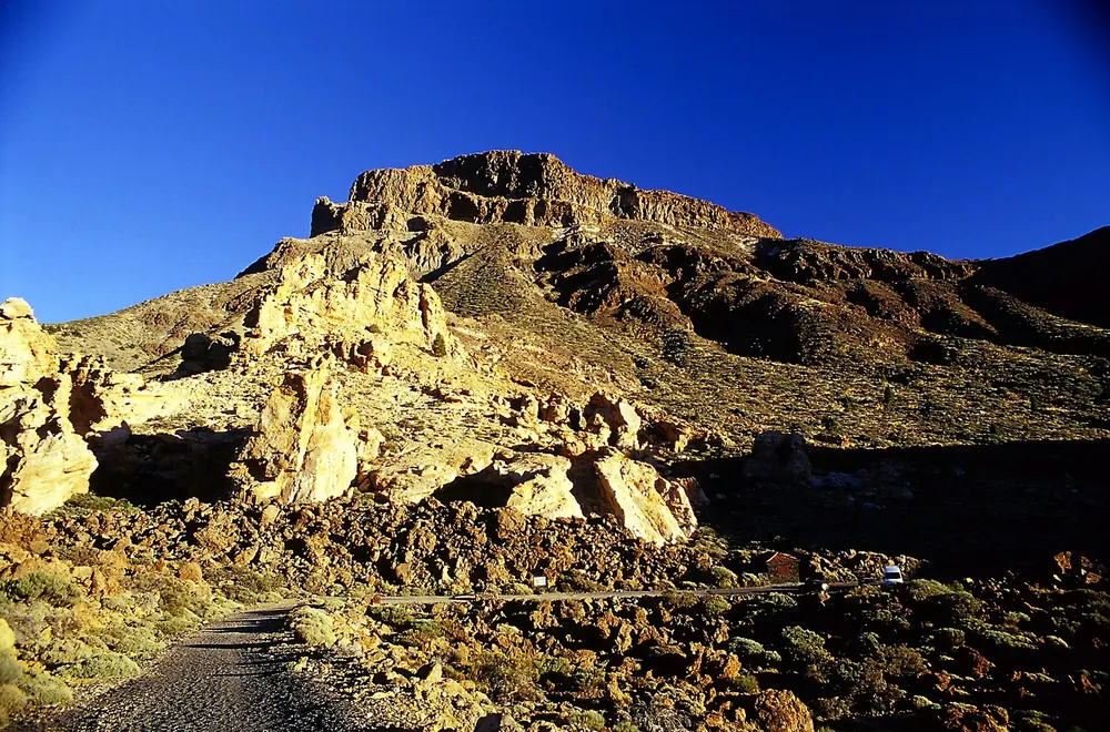 Aufstieg zur Degollada de Guajara: gelbe Felsen der Piedras Amarillas unter der Felswand des Guajara-Massivs