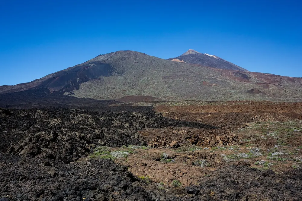 Pico Viejo mit den Narices del Teide, dunklen Lavaströmen von 1798, dahinter der Gipfel des Teide