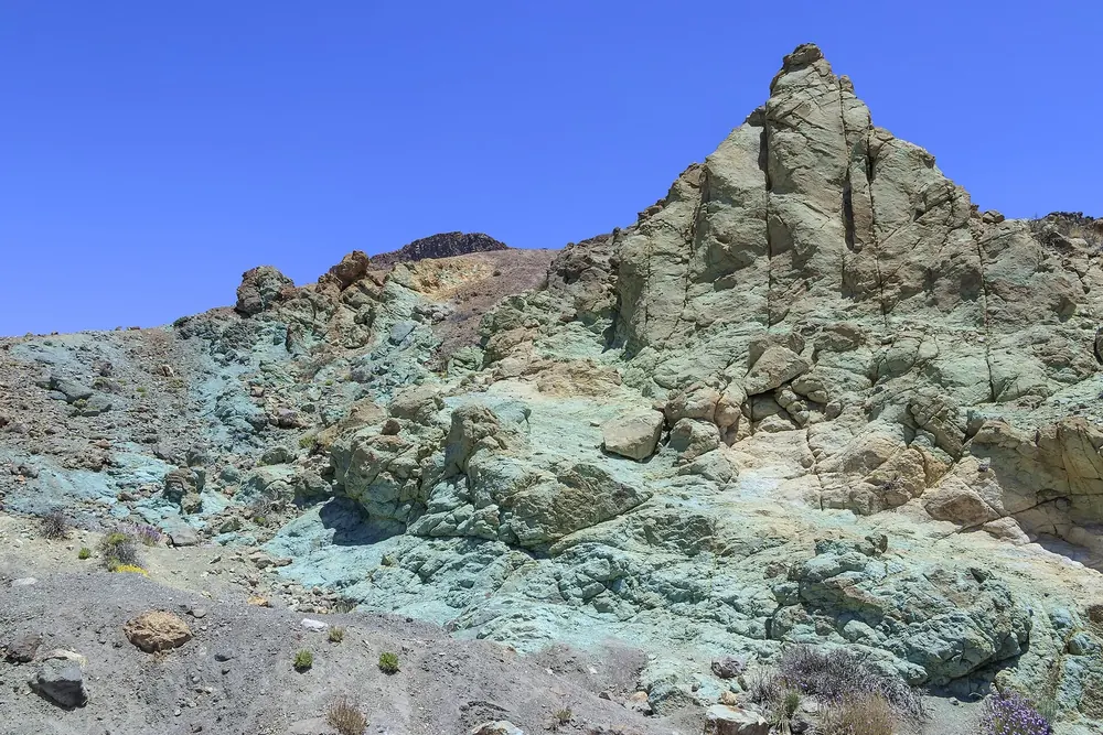 Los Azulejos: durch Mineralien grün-blau gefärbte Felsen am Rand der Caldera de las Cañadas