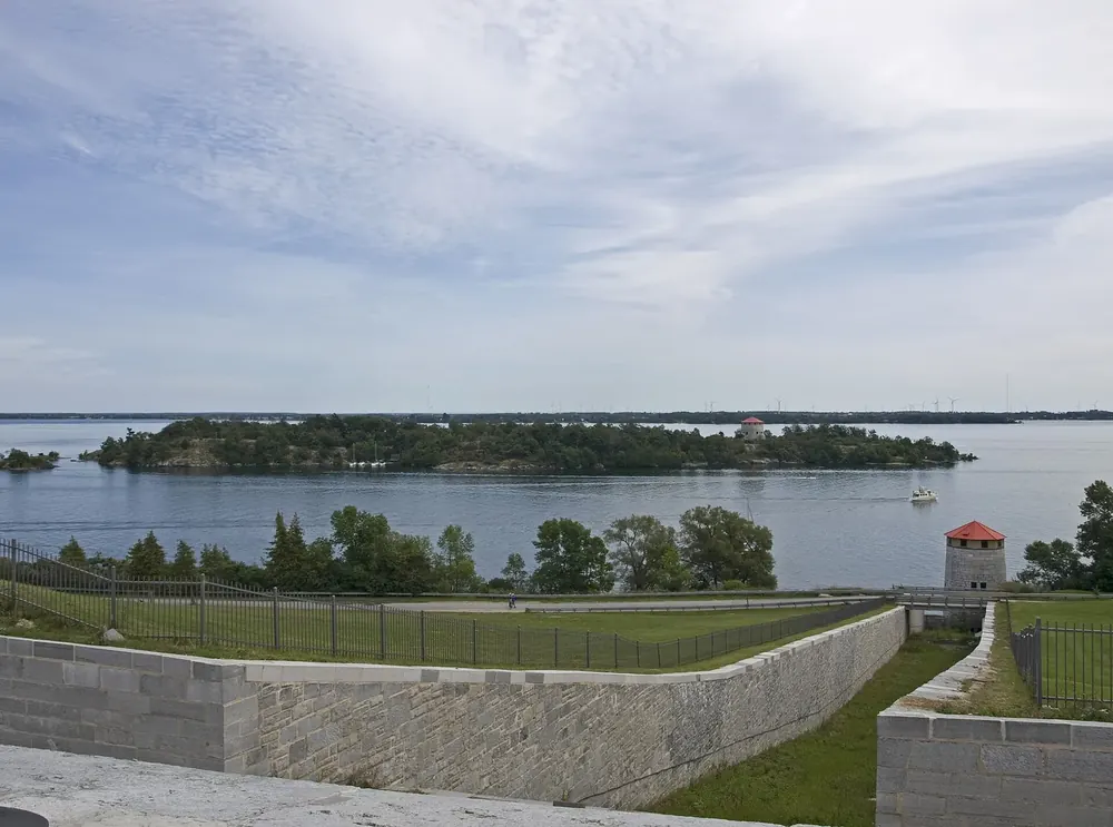 Blick von der Mauer des Fort Henry auf das bewaldete Cedar Island mit dem Cathcart Tower im Sankt-Lorenz-Strom