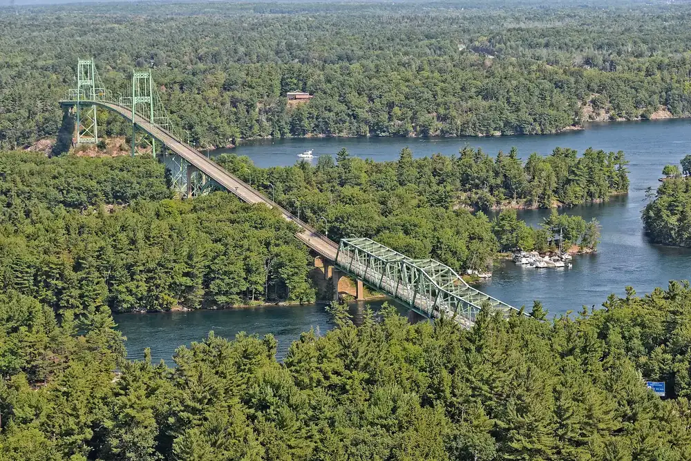 Luftblick auf Georgina und Constance Island, bewaldete Inseln an der Thousand Islands Bridge über dem Sankt-Lorenz-Strom