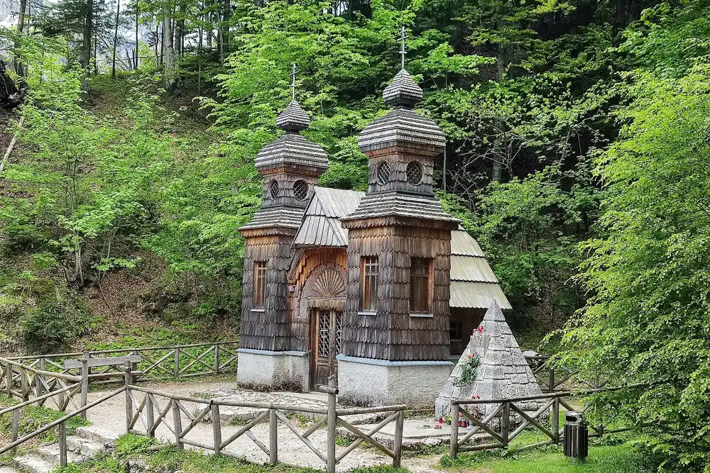 Russische Kapelle am Vršič-Pass: hölzerne Kapelle mit zwei Zwiebeltürmchen und Schindeldach im Buchenwald