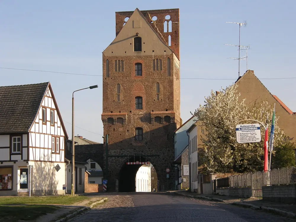 Mittelalterliches Backstein-Torhaus in Gartz (Oder) mit Durchfahrt zwischen Fachwerkhäusern