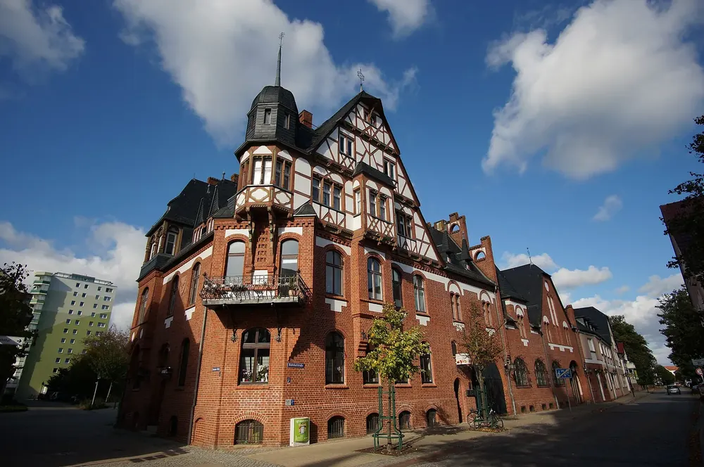 Stadtmühle und ehemalige Seifenfabrik in Schwedt: prächtiger Backsteinbau mit Fachwerkgiebeln und Türmchen