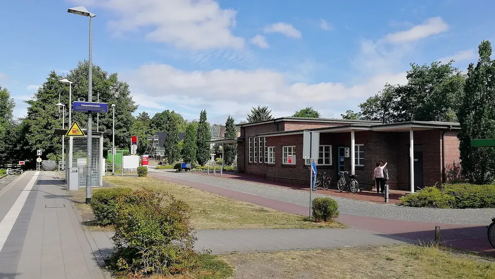 Bahnhof Bad St. Peter-Ording: Bahnsteig am Ende der Strecke von Husum, daneben ein flaches Backsteingebäude