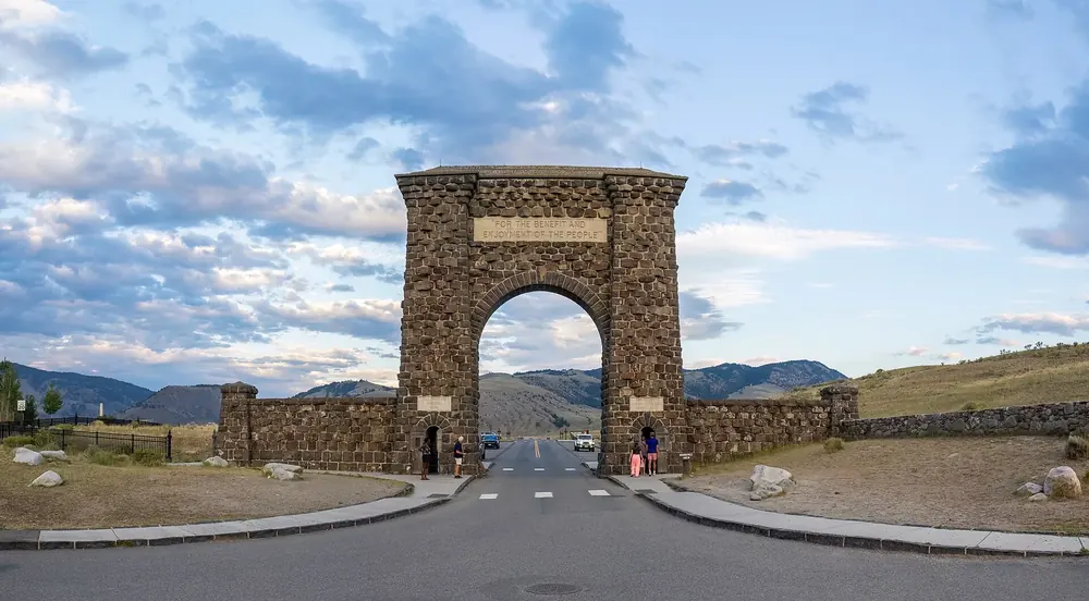 Roosevelt Arch am Nordeingang des Yellowstone: mächtiger Torbogen aus Naturstein über der Zufahrtsstraße