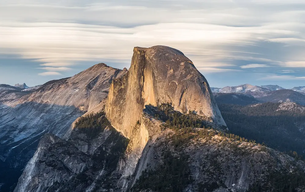 Half Dome von Glacier Point aus: die markante Granitkuppel im warmen Abendlicht über bewaldeten Tälern