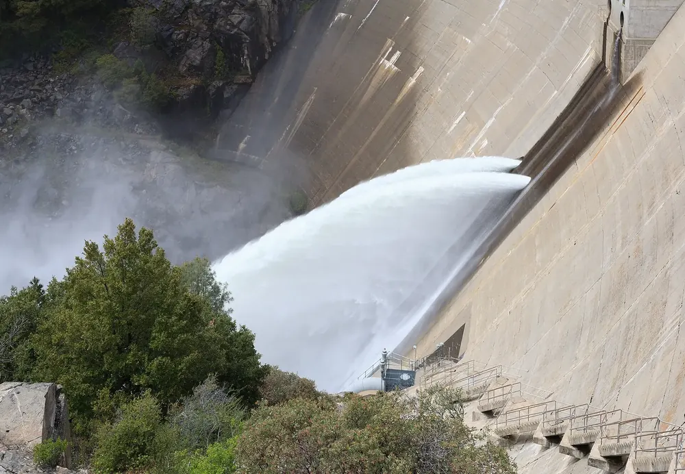 O’Shaughnessy Dam: Wasser schießt aus der Betonstaumauer des Hetch-Hetchy-Stausees ins Tal