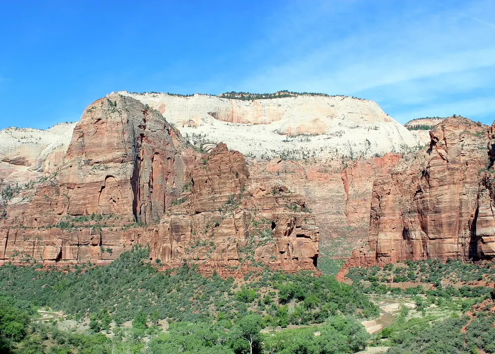 Big Bend im Zion Canyon: Angels Landing und The Organ, rote Felswände über grünem Talboden