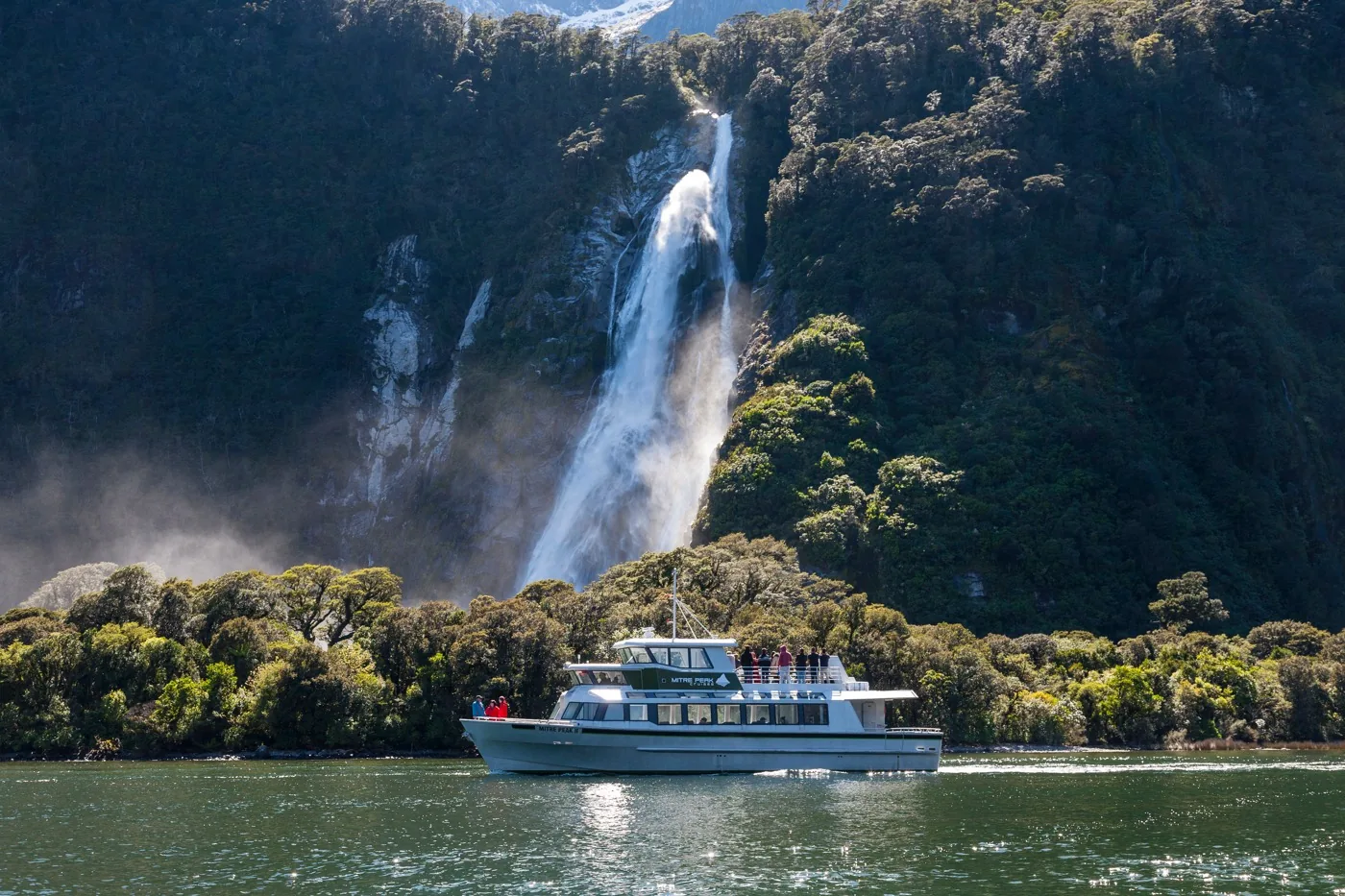 Angebotsfoto: Milford Sound: 2 Stunden im kleinen Boot bis an die Wasserfälle