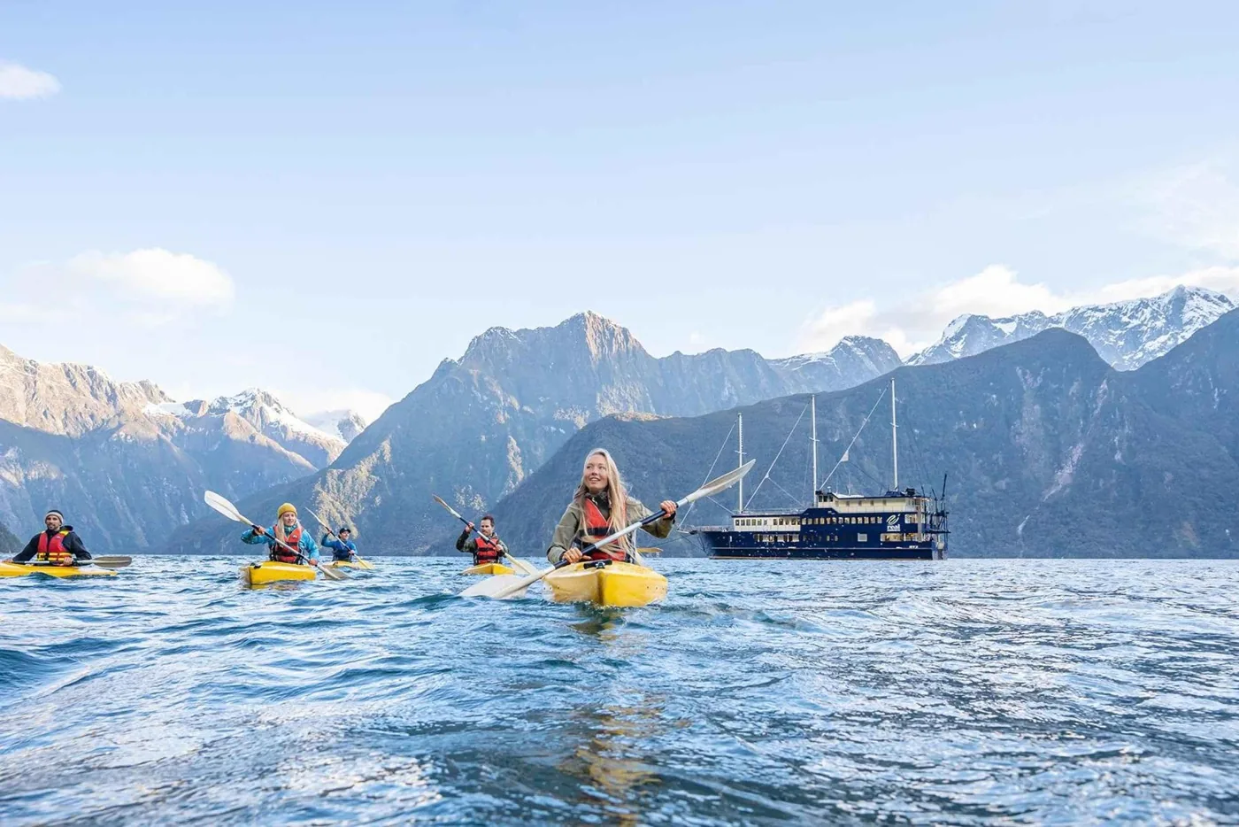 Angebotsfoto: Milford Sound: Nacht an Bord der Milford Mariner, mit Kajak oder Tenderboot