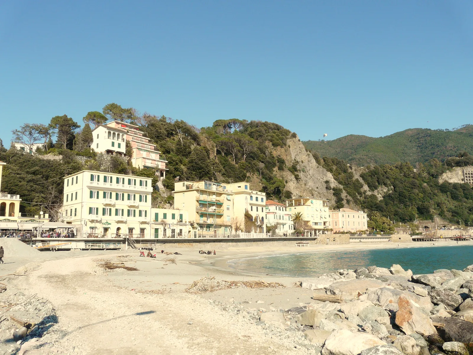 Der Strand von Fegina in Monterosso al Mare im Winter, dahinter Hotels am Hang und die Küste der Cinque Terre
