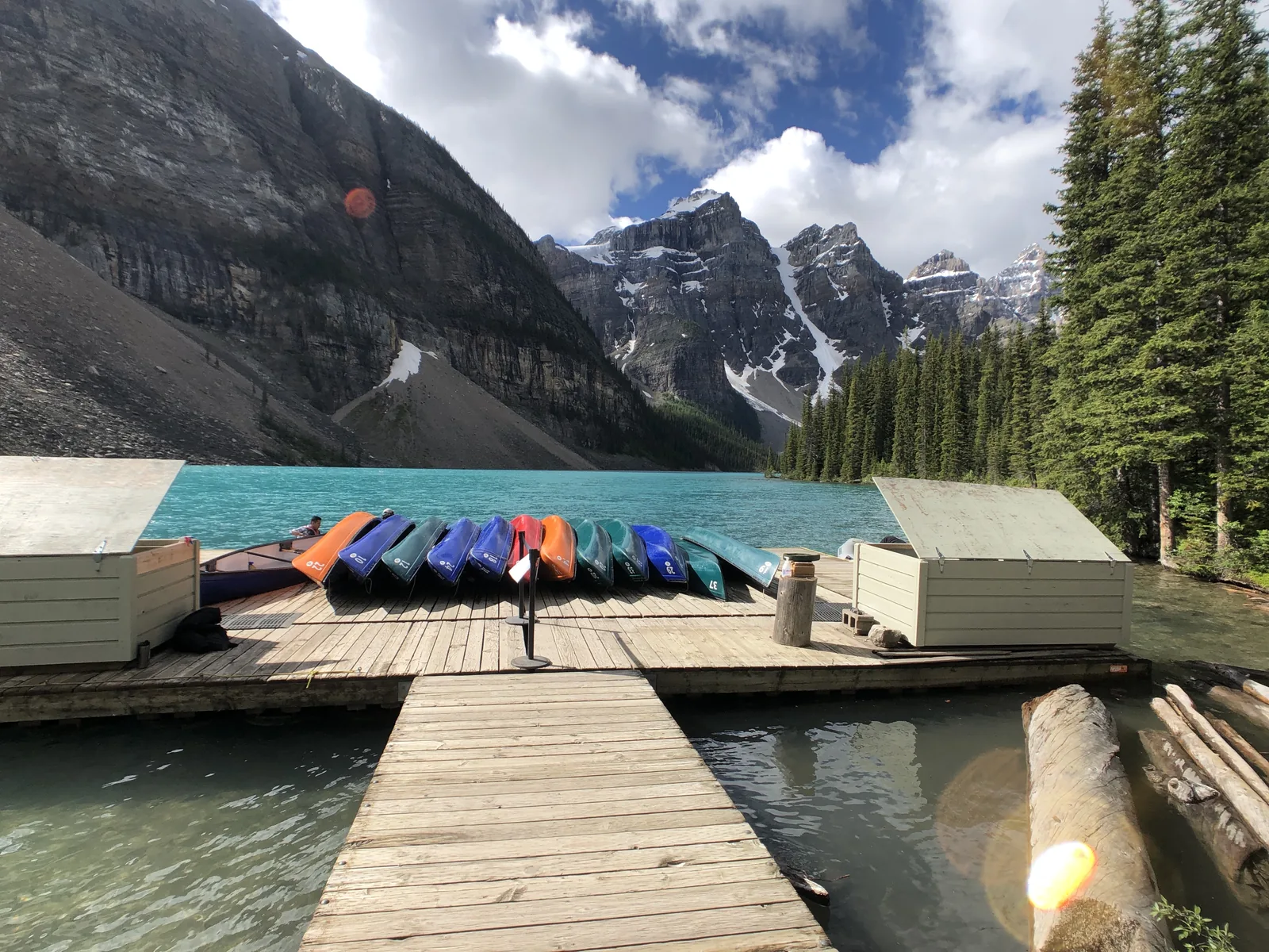 Bunte Mietkanus auf einem Holzsteg am Moraine Lake