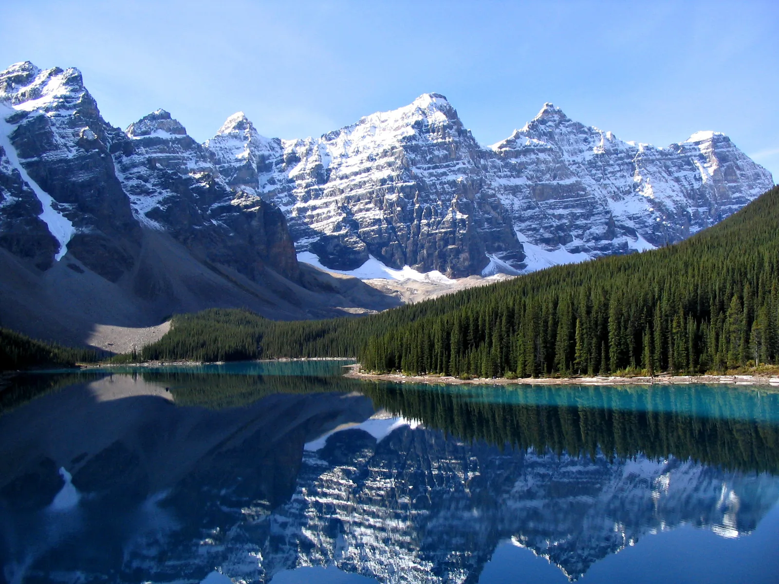 Die Zehn Gipfel spiegeln sich im glatten Wasser des Moraine Lake