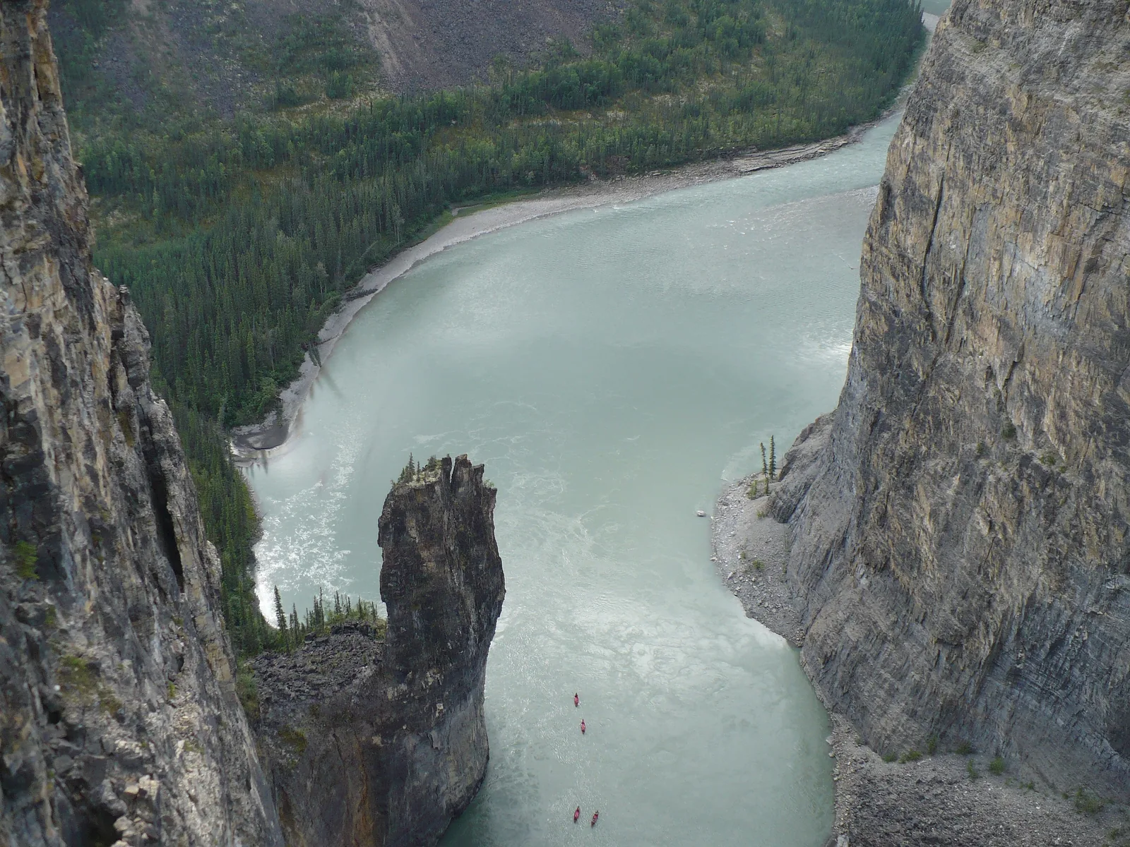 Blick von oben auf The Gate im Zweiten Canyon: der Fluss macht eine enge Schleife um einen freistehenden Felsturm, auf dem Wasser sind winzige Kanus zu erkennen