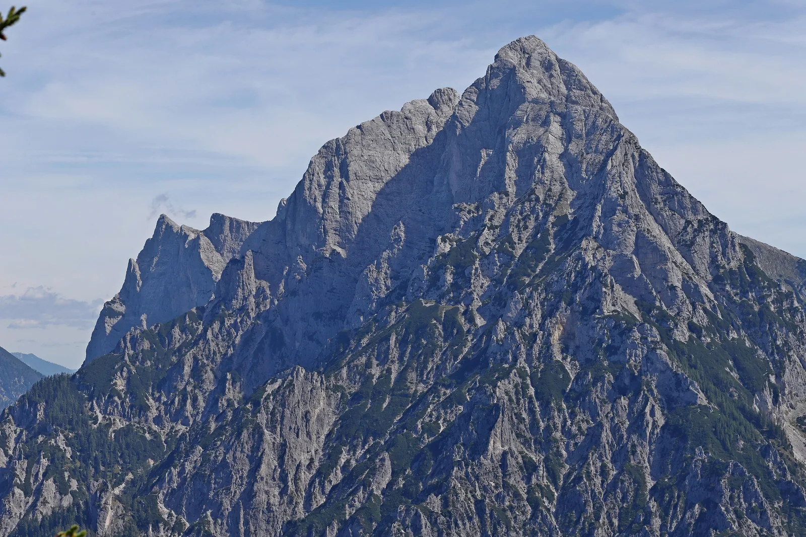 Der Große Ödstein im Nationalpark Gesäuse als steile graue Kalkpyramide über bewaldeten Hängen