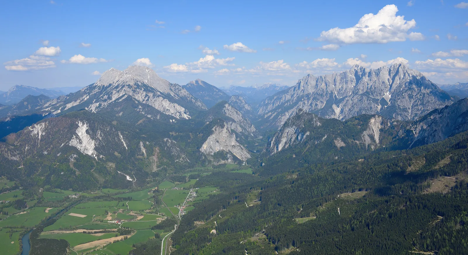 Luftbild des Nationalparks Gesäuse von Westen mit den Kalkgipfeln von Hochtor, Planspitze und Großem Buchstein über dem grünen Ennstal