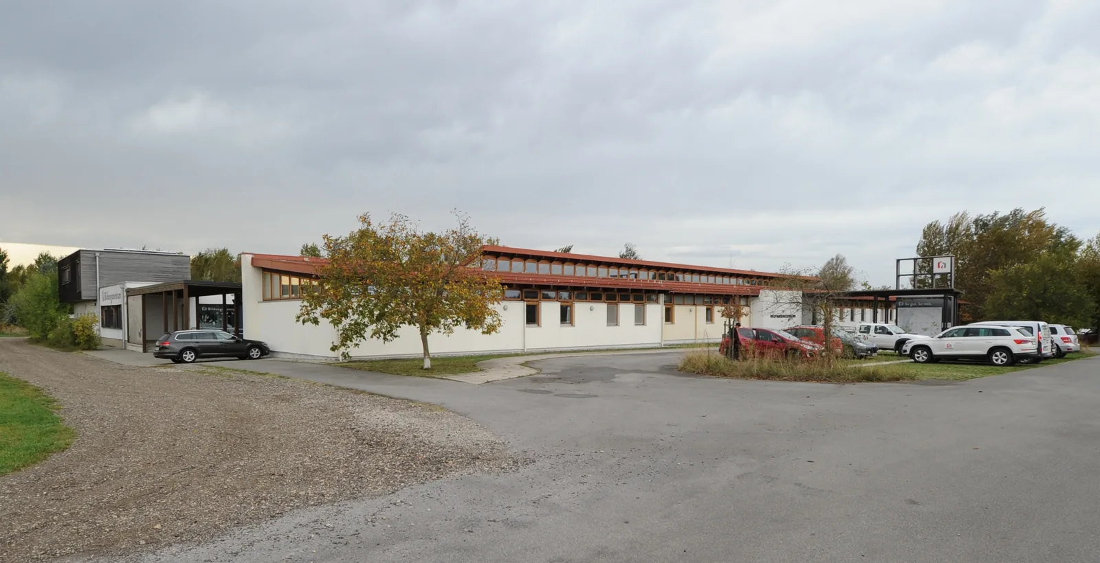 Das flache Gebäude des Nationalparkzentrums in Illmitz mit Parkplatz, Informationsstelle des Nationalparks Neusiedler See – Seewinkel
