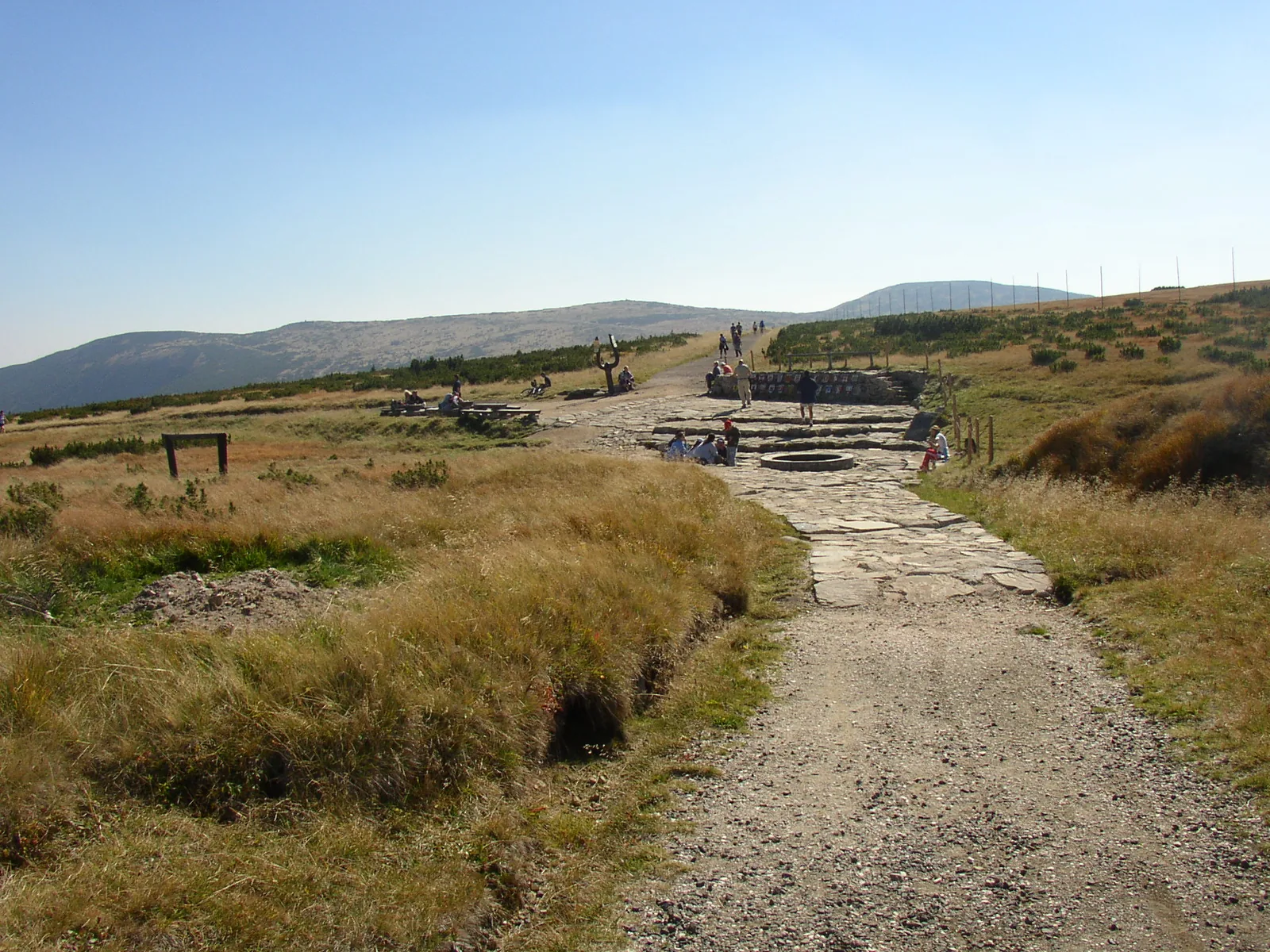 Die gefasste Elbquelle auf der Elbwiese im Nationalpark Riesengebirge mit gepflastertem Platz und Weg im Spätsommer
