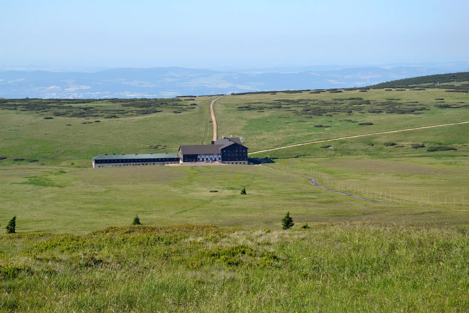 Das Hotel Wiesenbaude auf der Hochebene im Nationalpark Riesengebirge, ringsum Kammwiesen und Krummholz