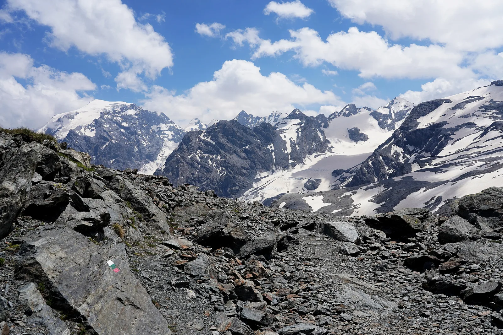Blick von der Dreisprachenspitze am Stilfser Joch auf die vergletscherte Ortlergruppe im Nationalpark Stilfserjoch