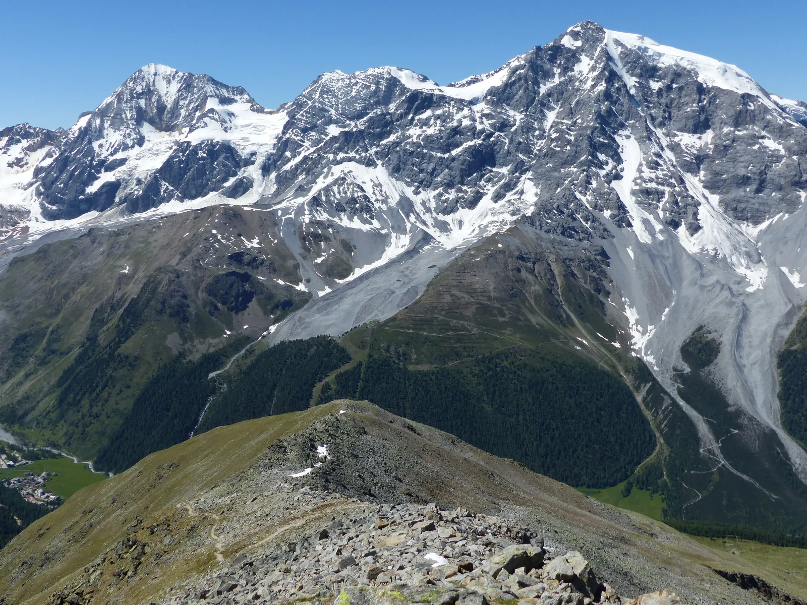 Königspitze, Zebrù und Ortler im Nationalpark Stilfserjoch mit Gletschern über dem Suldental, gesehen vom Hinteren Schöneck