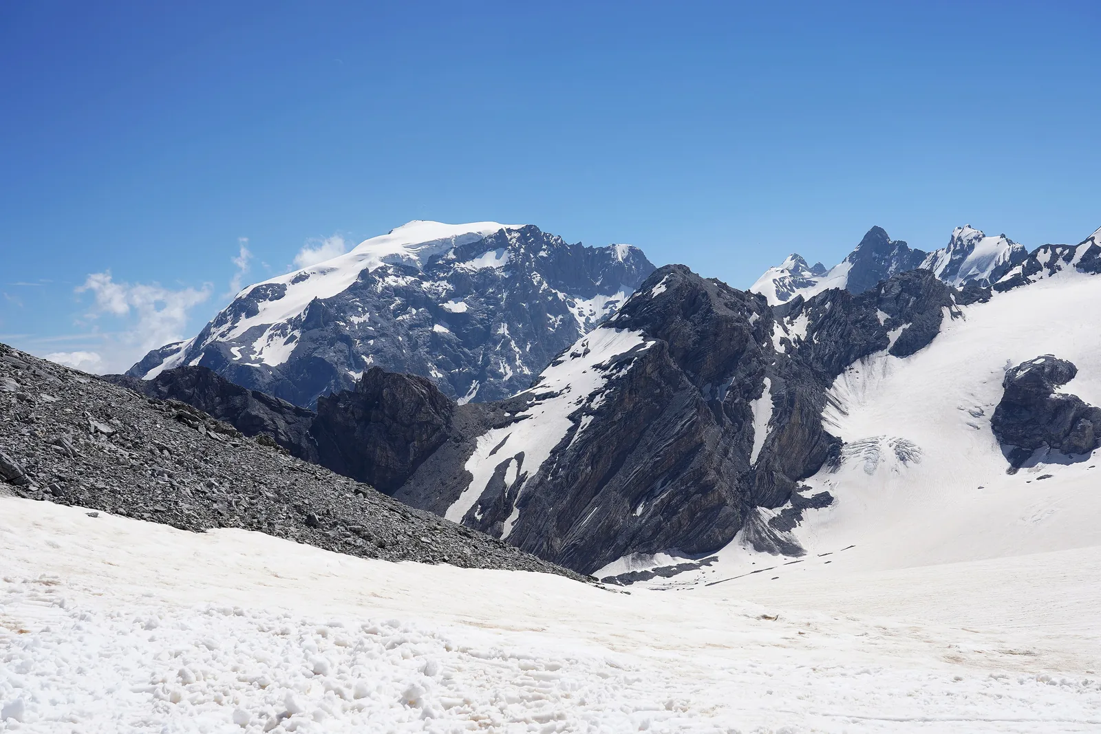 Der Ortler im Nationalpark Stilfserjoch über Schneefeldern, gesehen vom Monte Livrio oberhalb der Passhöhe