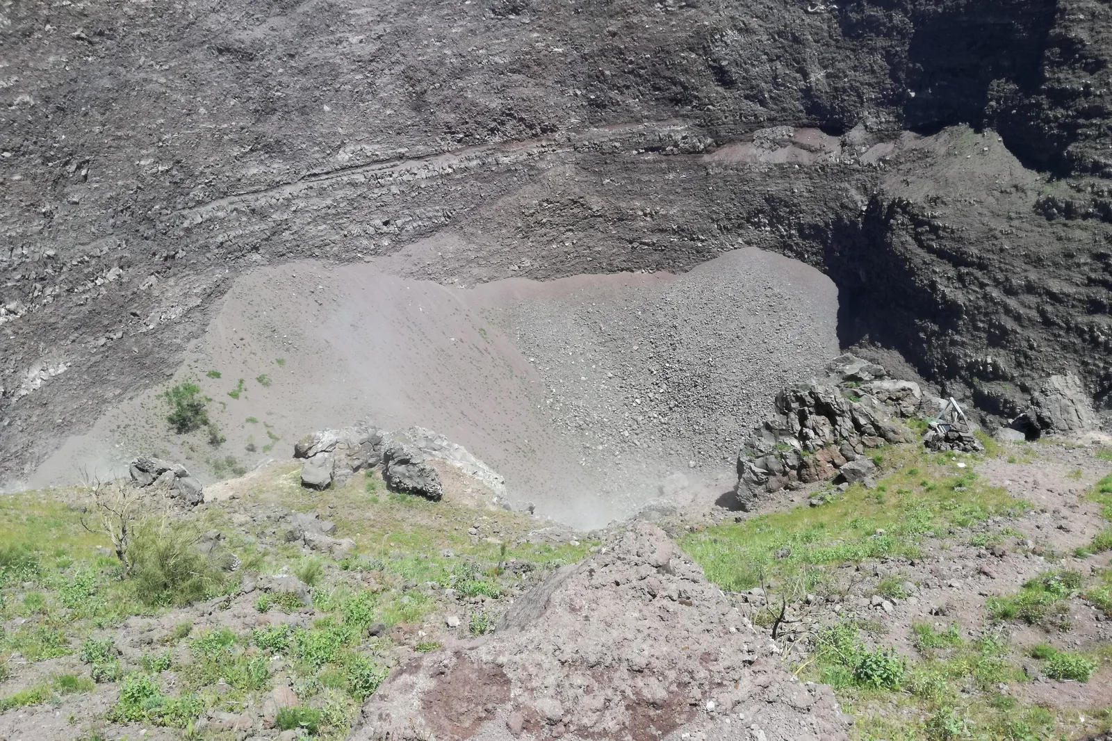 Blick in den Krater des Vesuv im Nationalpark Vesuv mit Geröllhängen und dunklen Lavawänden