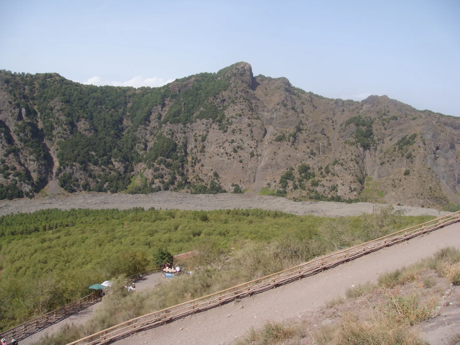 Die Punta del Nasone, höchster Gipfel des Monte Somma im Nationalpark Vesuv, gesehen vom Kegel des Vesuv
