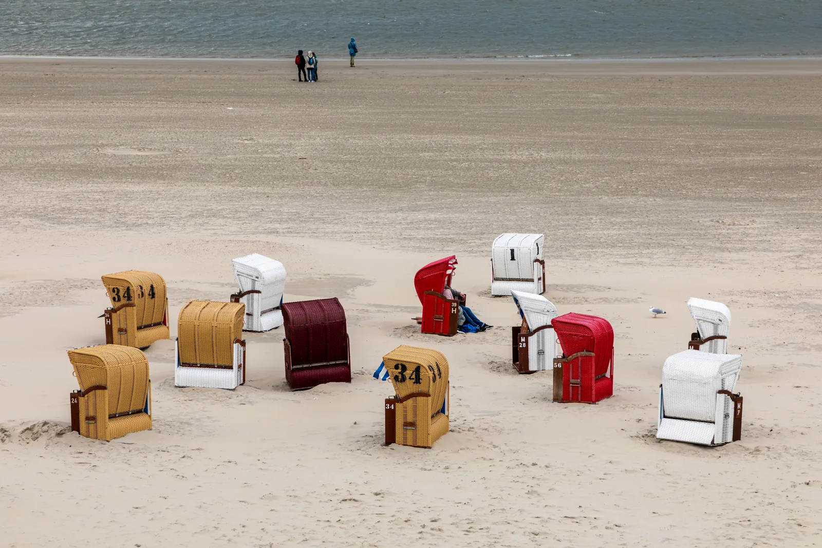 Wenige Strandkörbe stehen verstreut auf dem weiten Hauptstrand von Borkum