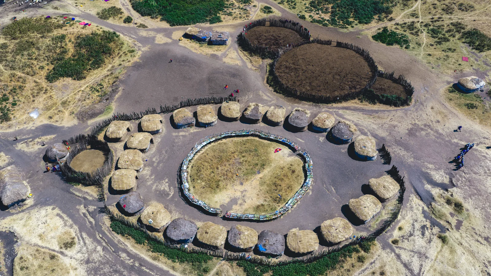 Ein kreisrundes Maasai-Gehöft aus der Luft, Hütten im Ring um den Viehkral