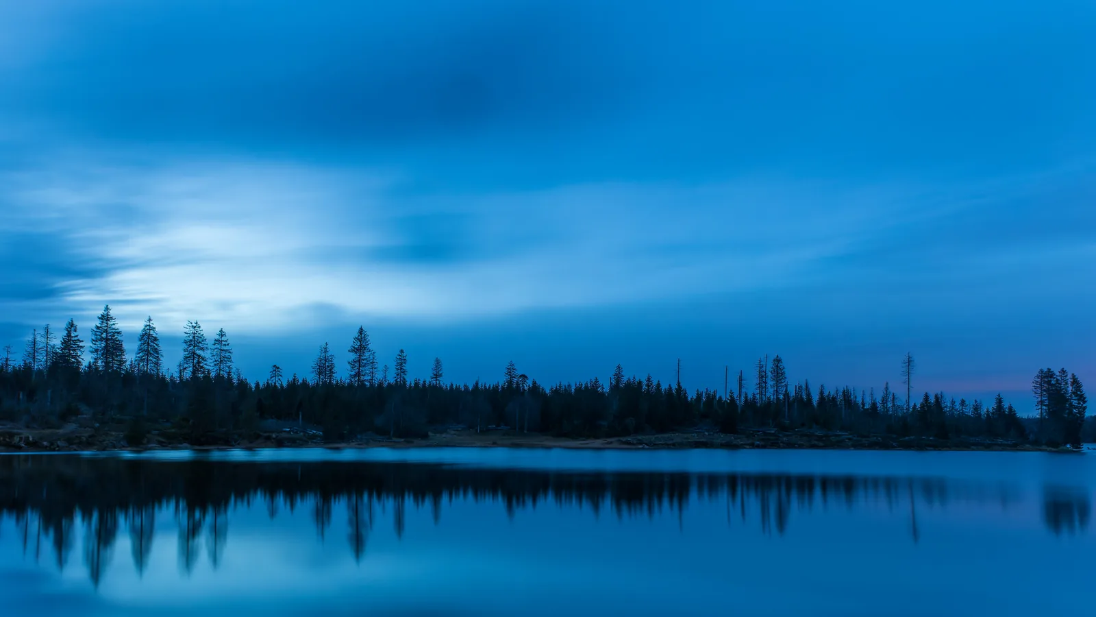Der Oderteich im Harz zur blauen Stunde
