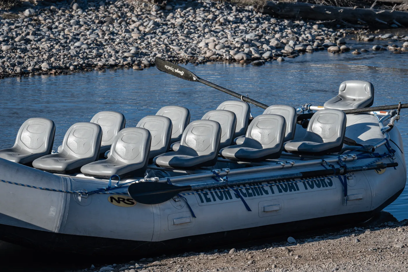Angebotsfoto: Ruhige Floßfahrt auf dem Snake River mit Stühlen