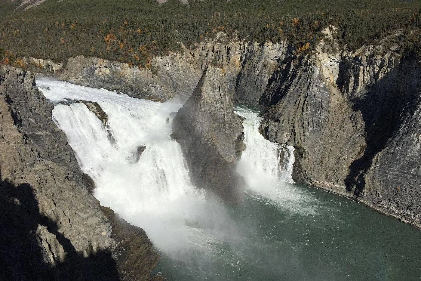 Angebotsfoto: Ab Fort Simpson: Tagesflug zu den Virginia Falls