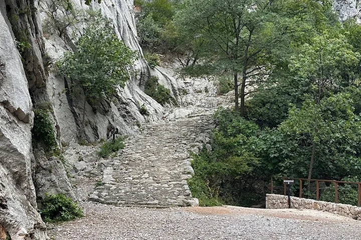 Angebotsfoto: Ab Zadar: private Wanderung durch die Velika-Paklenica-Schlucht