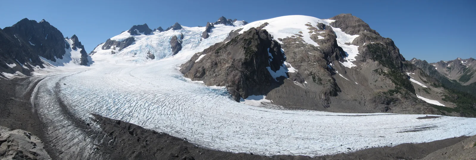 Panorama des Blue Glacier von der Seitenmoräne: die breite Gletscherzunge unter den Felsgipfeln des Mount Olympus