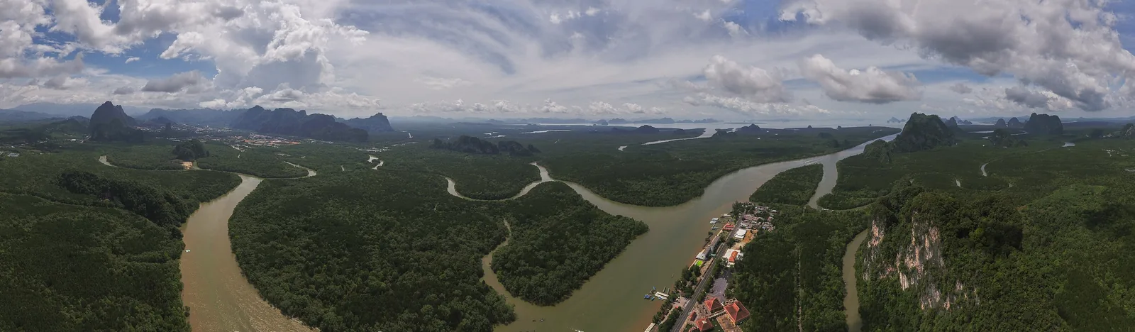 Weites Mangrovengebiet am Ufer der Phang-Nga-Bucht im Nationalpark Ao Phang Nga, durchzogen von gewundenen Wasserläufen, am Horizont Kalkberge