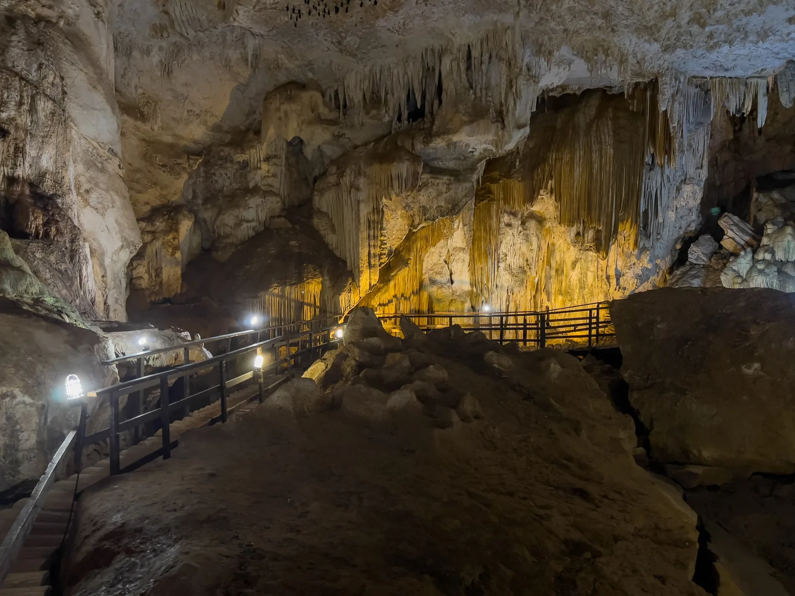 Beleuchteter Holzsteg in der Tropfsteinhöhle Phra Nang Nai an der Railay-Halbinsel im Nationalpark Hat Noppharat Thara–Mu Ko Phi Phi