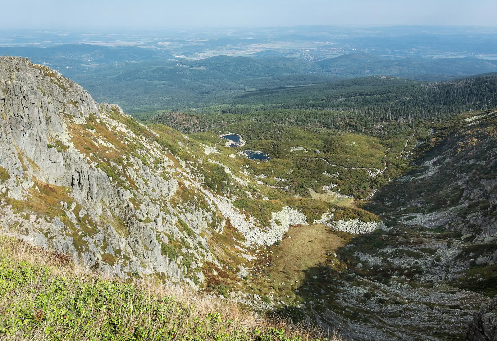 Die Felswände der Schneegruben im polnischen Karkonoski Park Narodowy, Blick über die Kare ins Tal