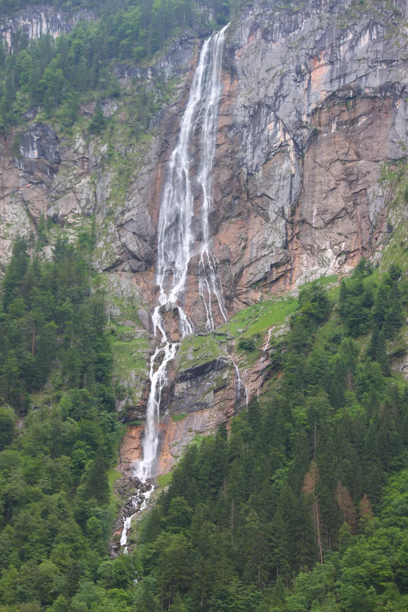 Der Röthbachfall stürzt über die Röthwand oberhalb der Fischunkelalm am Obersee, höchster Wasserfall Deutschlands im Nationalpark Berchtesgaden