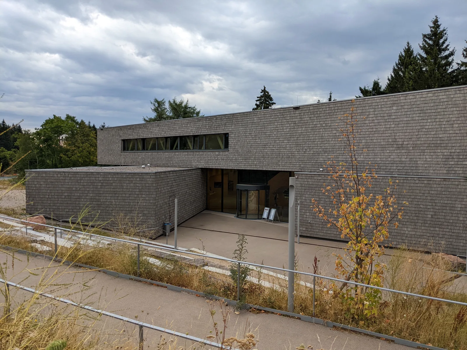 Schindelverkleideter Baukörper des Nationalparkzentrums am Ruhestein