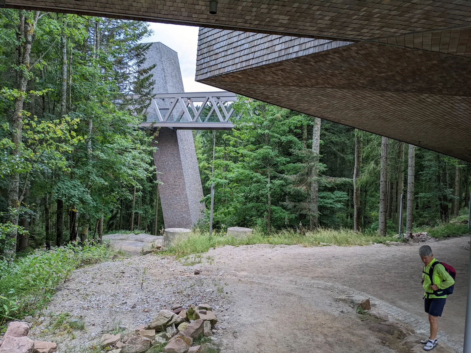 Auskragender Baukörper des Nationalparkzentrums am Ruhestein mit Steg auf einem Betonpfeiler